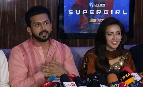ছবির প্রচারে মায়ের শাড়ি থেকে তৈরি পাঞ্জাবি পরে এসেছিলেন আরিফিন শুভ। পাশে বিদ্যা সিনহা মিম। ভিডিও থেকে