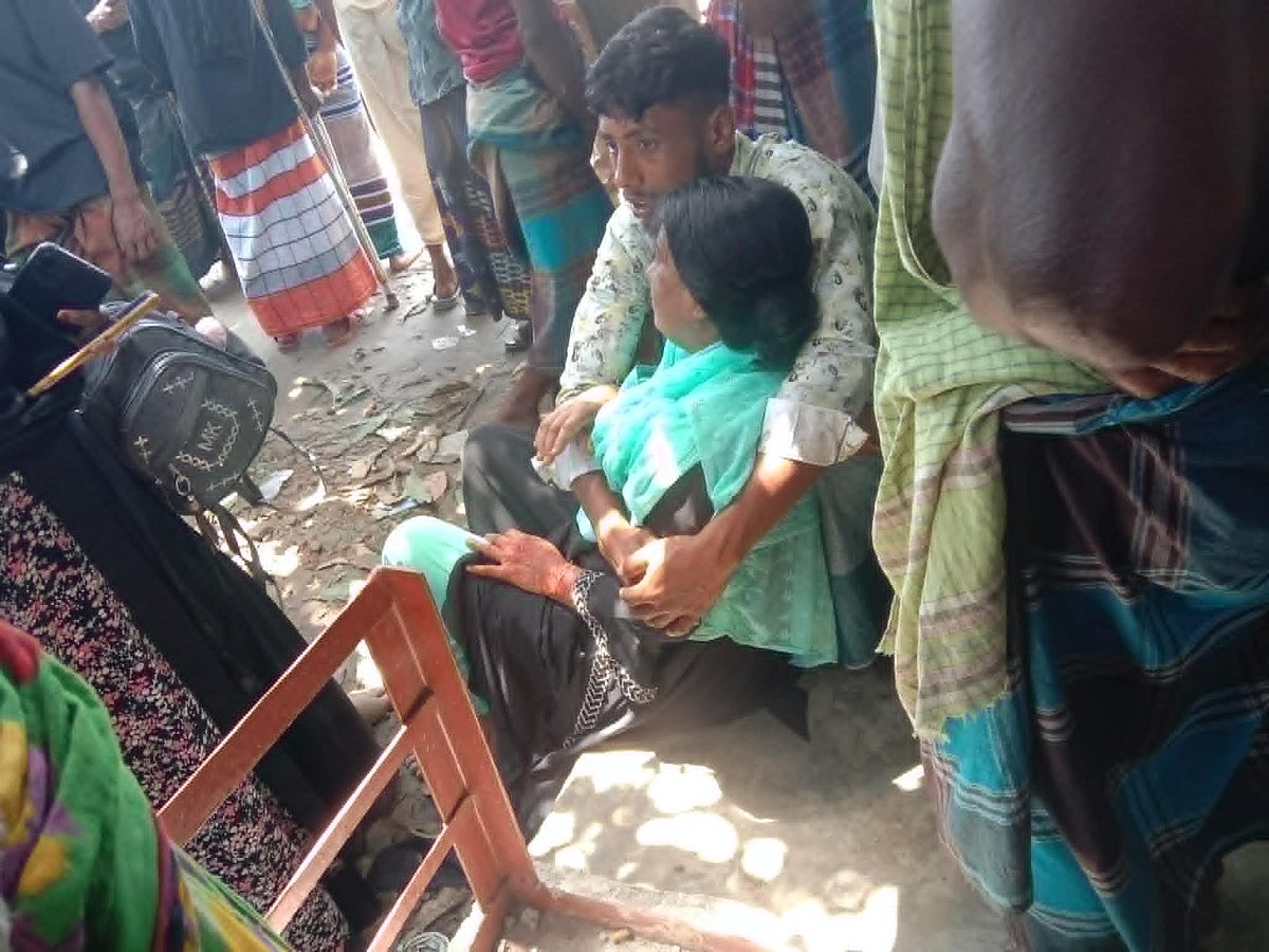 সড়ক দুর্ঘটনায় স্বামী ও ছেলেকে হারিয়ে আহাজারি করছিলেন রুপালী আক্তার।শনিবার সকালে ময়মনসিংহ সদর উপজেলার আলালপুর এলাকায় ময়মনসিংহ-হালুয়াঘাট সড়কে