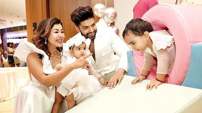 দুই সন্তানের সঙ্গে দেবিনা ও গুরমিত। ইনস্টাগ্রাম থেকে