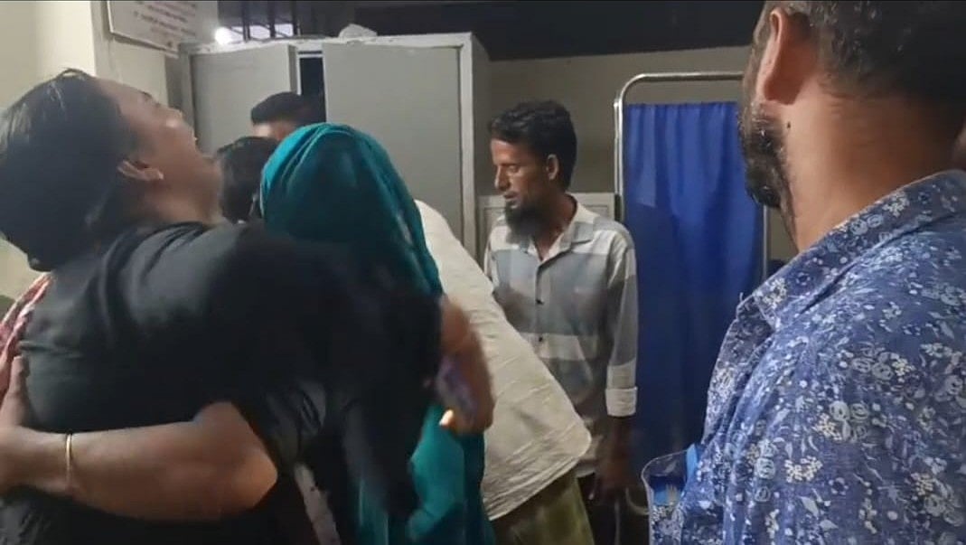 নিহত কিশোরের স্বজনদের আহাজারি। শুক্রবার রাতে ব্রাহ্মণবাড়িয়ার সরাইল উপজেলা স্বাস্থ্য কমপ্লেক্সে
