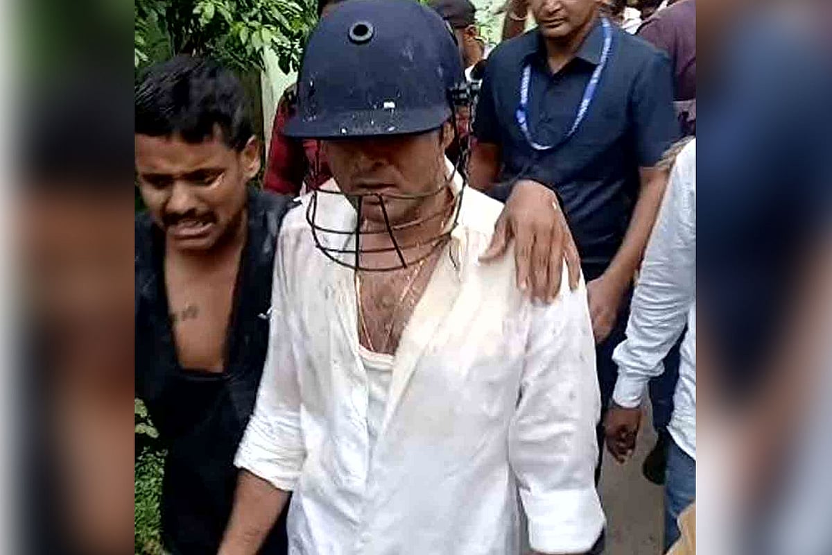হামলা থেকে নিজেকে রক্ষায় মাথায় হেলমেট পরে নেন অভিষেক বন্দ্যোপাধ্যায়। আজ শনিবার ভারতের পশ্চিমবঙ্গের দক্ষিণ ২৪ পরগনা জেলার সোনারপুরে