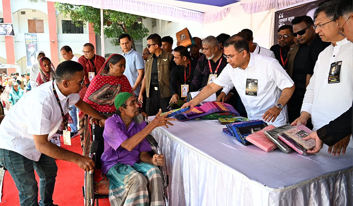 বিএনপির প্রতিষ্ঠাতা ও সাবেক রাষ্ট্রপতি জিয়াউর রহমানের ৪৫তম শাহাদাতবার্ষিকীতে দরিদ্র ও দুস্থ মানুষের মাঝে বস্ত্র ও খাদ্যসামগ্রী বিতরণ করছেন প্রধানমন্ত্রী ও বিএনপি চেয়ারম্যান তারেক রহমান