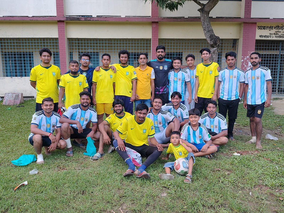 ব্রাজিল-আর্জেন্টিনা সমর্থকদের ফুটবল ম্যাচ শুরু আগে দুই দলের খেলোয়াড়দের ফটোসেশন। শনিবার বিকেলে জয়পুরহাটের আক্কেলপুর পাইলট বালিকা উচ্চবিদ্যালয় মাঠে