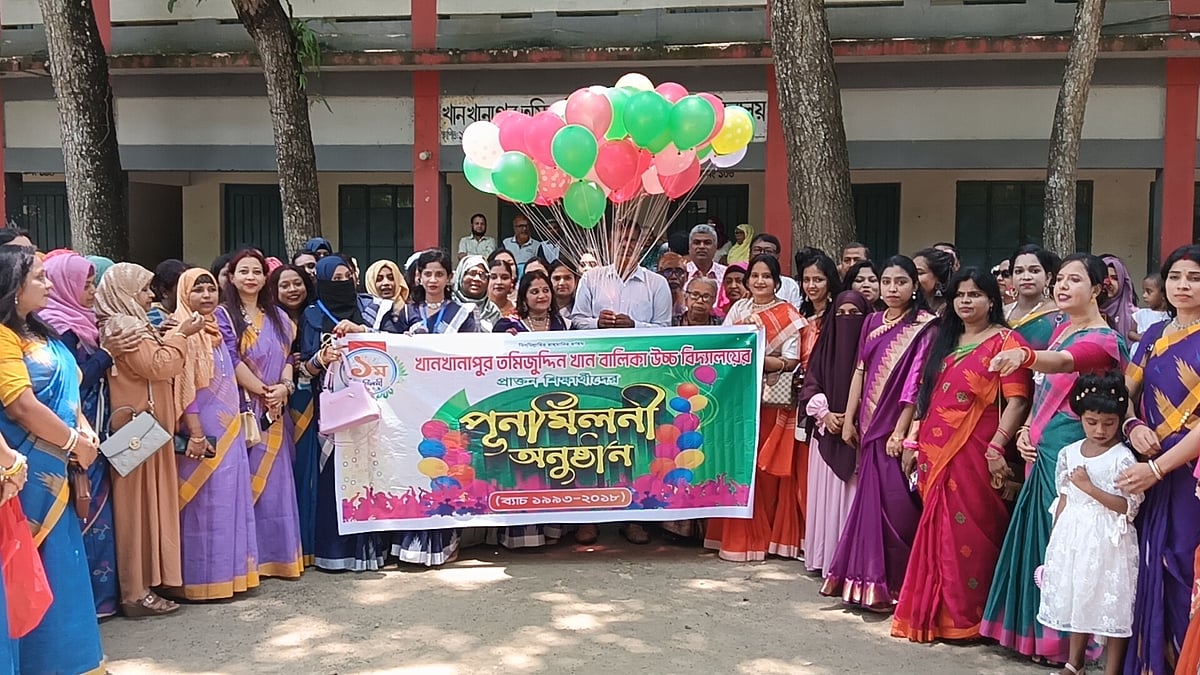 রাজবাড়ীর খানখানাপুর তমিজুদ্দিন খান বালিকা উচ্চবিদ্যালয়ে বেলুন উড়িয়ে পুনর্মিলনী অনুষ্ঠানের উদ্বোধন করা হয়। শনিবার বেলা সাড়ে ১১টার দিকে