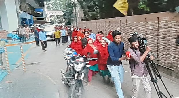 আদ্-দ্বীন হাসপাতালের কর্মীদের ধাওয়ার মুখে নিরাপদ আশ্রয়ের দিকে যাচ্ছেন সাংবাদিকেরা। আজ শনিবার রাতে রাজধানীর মগবাজারে