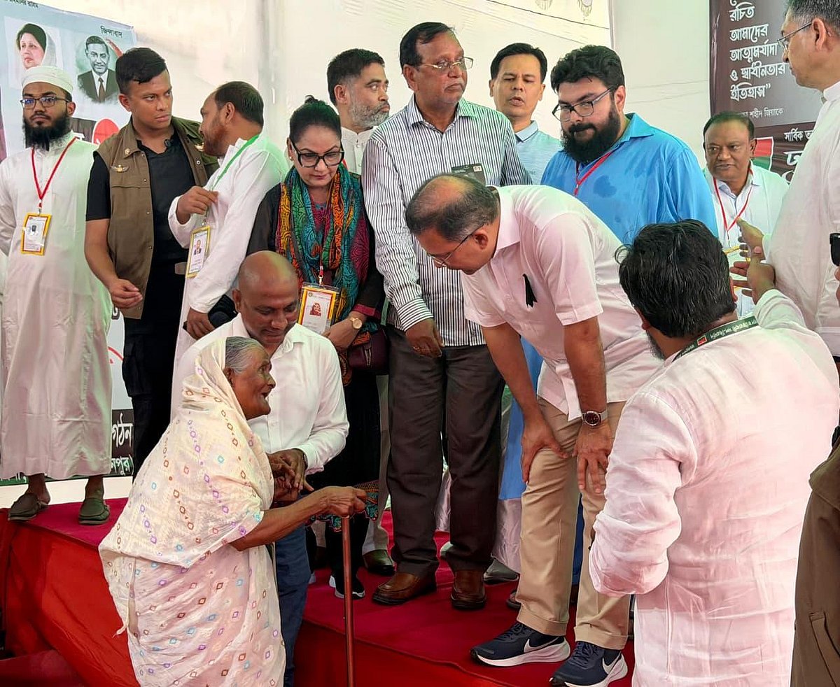 বয়সের ভারে নুয়ে পড়া নূরজাহান বেগমের সঙ্গে কথা বলছেন প্রধানমন্ত্রী তারেক রহমান। শনিবার, রাজধানীর শাহজাহানপুরে