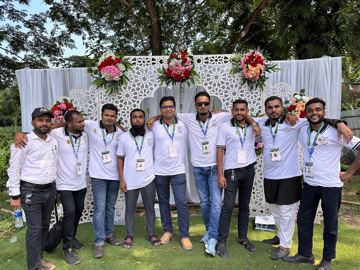 কুমিল্লার মনোহরগঞ্জ উপজেলার মান্দারগাঁও উচ্চবিদ্যালয়ের হীরকজয়ন্তী অনুষ্ঠানে একসঙ্গে ছবি তোলেন প্রাক্তন শিক্ষার্থীরা। শনিবার দুপুরে