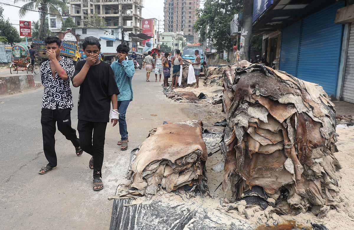 সড়কে চলছে চামড়া শুকানো, জনদুর্ভোগে এলাকাবাসী