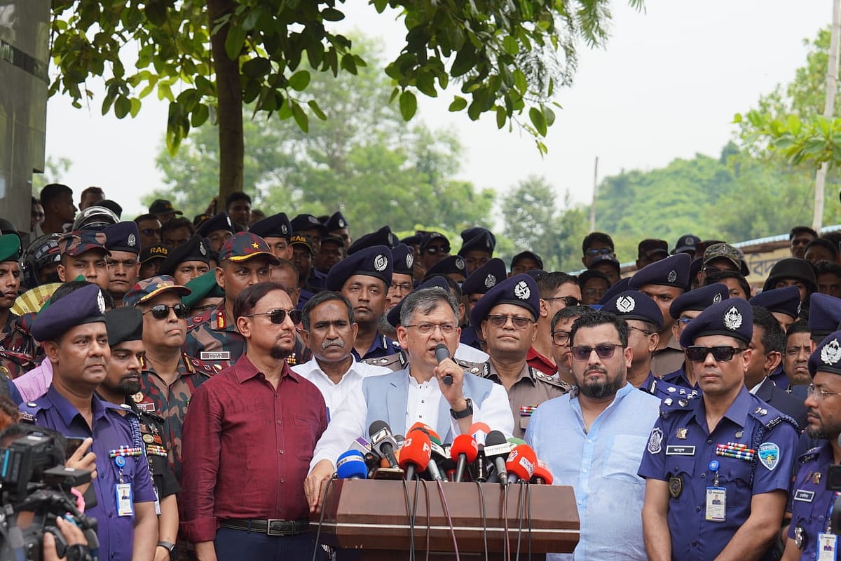 চট্টগ্রামের সীতাকুণ্ডের জঙ্গল সলিমপুর এলাকা পরিদর্শনে গিয়ে সাংবাদিকদের সঙ্গে কথা বলছেন স্বরাষ্ট্রমন্ত্রী সালাহউদ্দিন আহমদ। আজ বেলা সাড়ে ১১টার দিকে