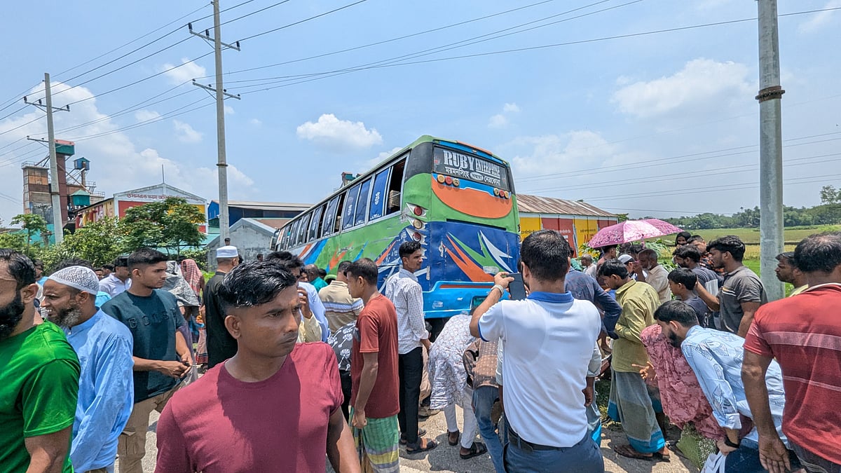 নেত্রকোনায় বাসের চাপায় ইজিবাইকের তিন যাত্রী নিহত হওয়ার পর স্থানীয় লোকজন সড়ক অবরোধ করে বিক্ষোভ করেন। রোববার দুপুরে সদর উপজেলার চল্লিশা এলাকায়