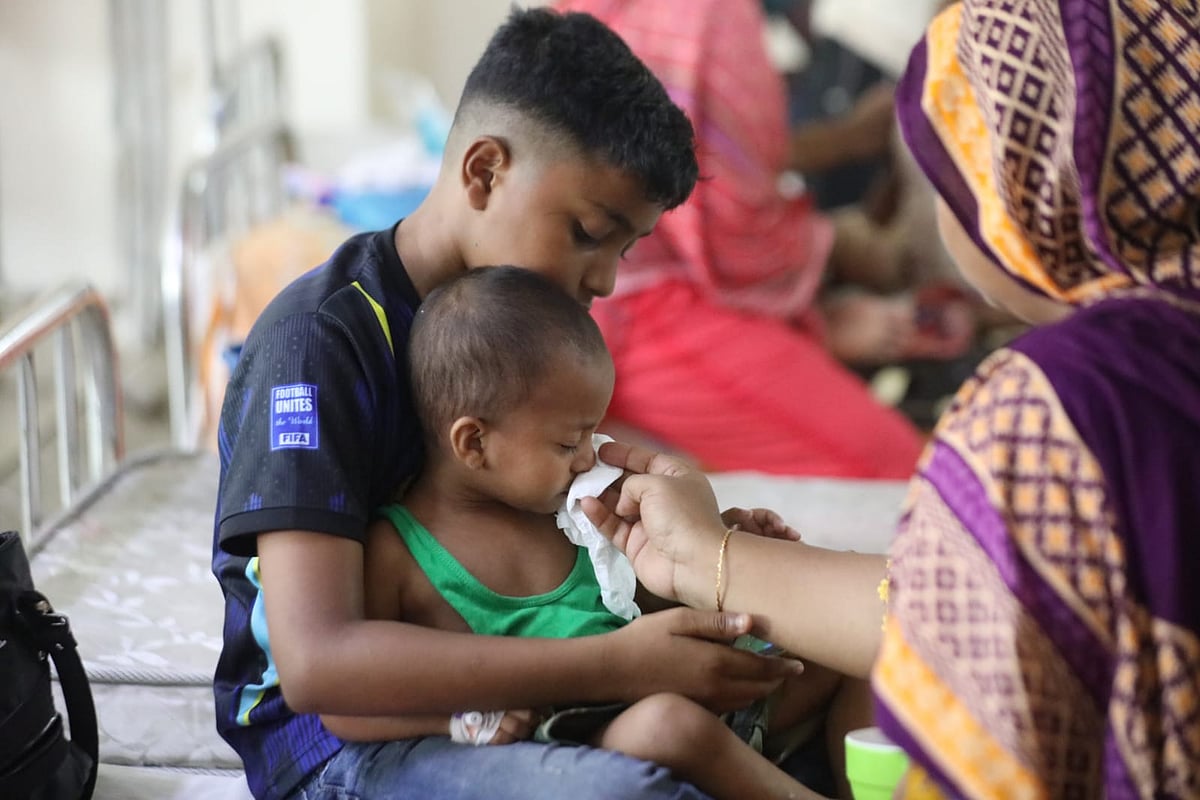 ডিএনসিসি ডেডিকেটেড কোভিড-১৯ হাসপাতালে হাম ও হামের উপসর্গ নিয়ে আসা শিশুরা চিকিৎসাধীন। আজ রোববার দুপুরে