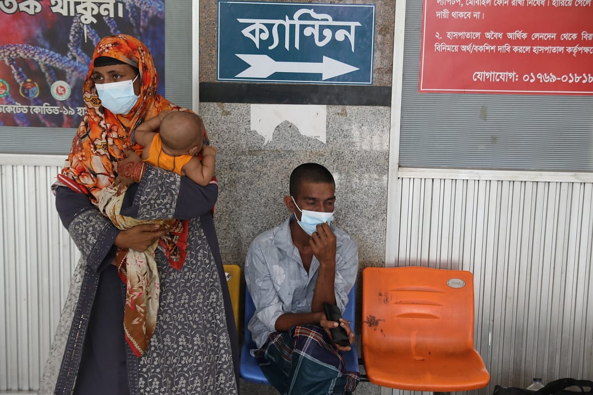 ঢাকার মহাখালী ডিএনসিসি ডেডিকেটেড কোভিড-১৯ হাসপাতালে ভর্তির অপেক্ষায় ৪০ বছরের বাবুল হোসেন। সঙ্গে স্ত্রী ও তিন মাসের সন্তান। আজ রোববার দুপুরে