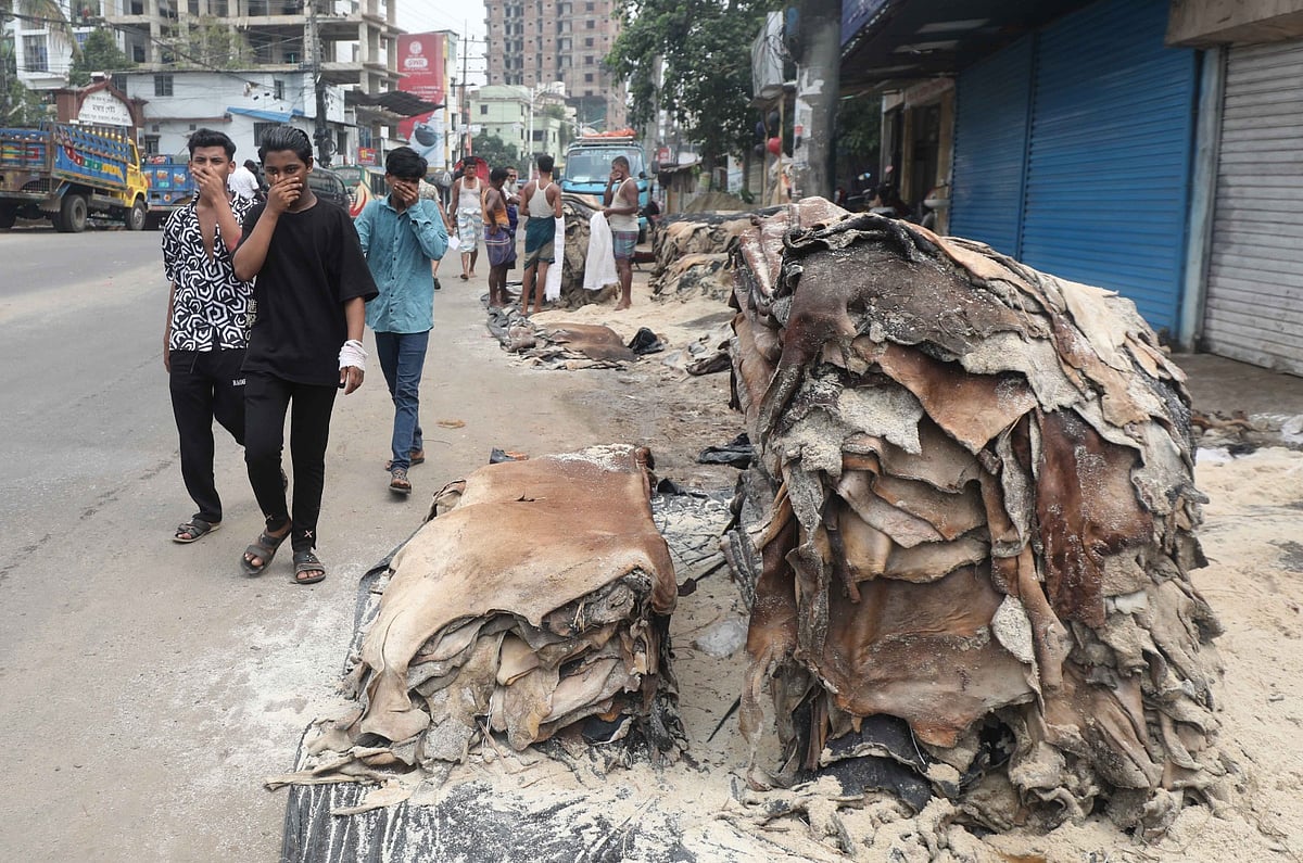 হাটহাজারী সড়কের আতুড়ার ডিপো থেকে আমিন জুট মিল পর্যন্ত এলাকায় খোলা আকাশের নিচে পশুর চামড়া লবণ দিয়ে সংরক্ষণ ও শুকানোর কাজ চলছে। তীব্র দুর্গন্ধে পথচারী ও যানবাহনের যাত্রীরা দুর্ভোগে পড়েছেন। আজ দুপুরে আতুড়ার ডিপো এলাকায়