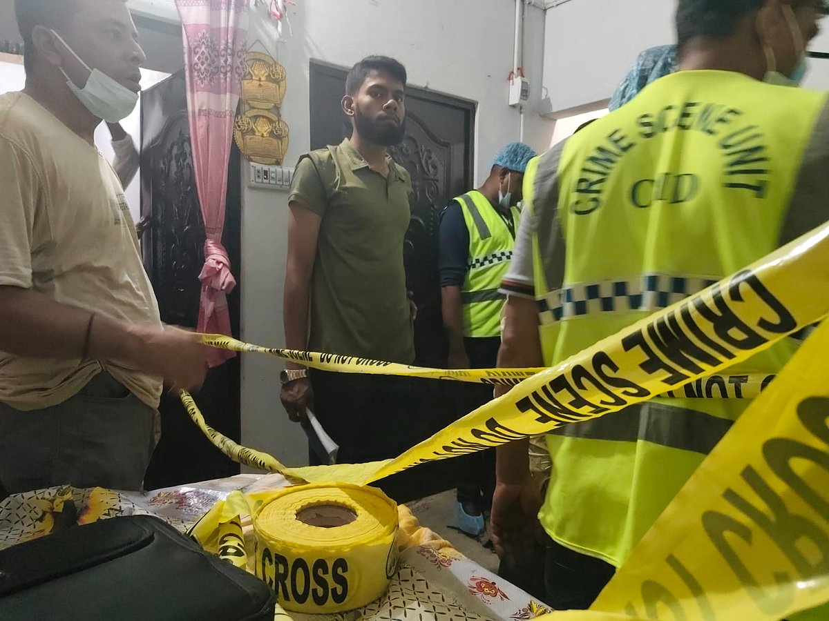 খুলনা নগরের সোনাডাঙ্গা থানার তমিজউদ্দিন সড়কের দারুস আমান মহল্লার একটি ভাড়া বাসা থেকে তিনজনের লাশ উদ্ধার করে পুলিশ। গতকাল শনিবার সন্ধ্যায়