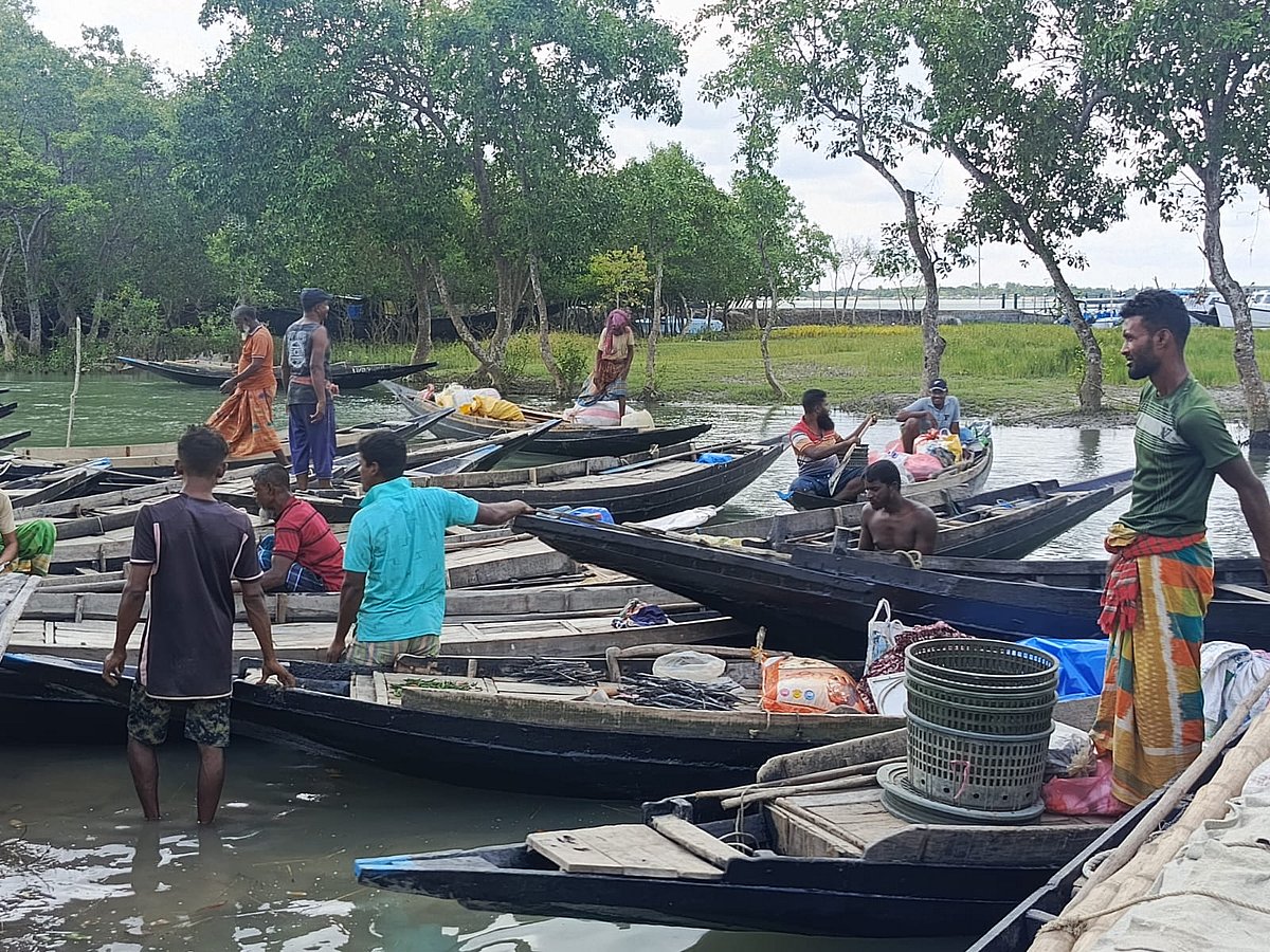 আগামীকাল সোমবার থেকে তিন মাসের জন্য সুন্দরবনে জেলে বাওয়ালী ও পর্যটকদের সুন্দরবনের ঢোকার উপর বন বিভাগ নিষেধাজ্ঞা প্রদান করেছে। এ জন্যে জেলে বাওয়ালীরা নৌকা নিয়ে লোকালয়ে ফিরতে শুরু করেছেন