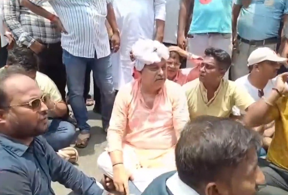 হামলার পর মাথায় সাদা কাপড় বাঁধা অবস্থায় সমর্থকদের উদ্দেশে বক্তব্য দিচ্ছেন তৃণমূল নেতা কল্যাণ বন্দ্যোপাধ্যায়