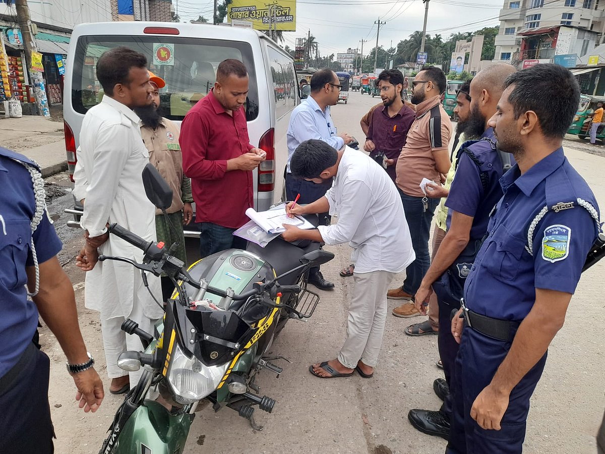 ঈদের ফিরতি যাত্রা নির্বিঘ্ন করতে অভিযান চালায় বিআরটিএ। নেত্রকোনা
