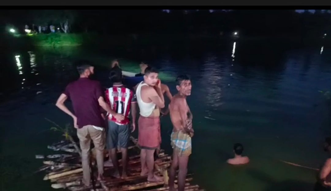 পানিতে নিখোঁজ শিশুকে উদ্ধারের চেষ্টা চলছে। গতকাল সন্ধ্যায় চট্টগ্রামের ফটিকছড়ির পাইন্দং ইউনিয়নে