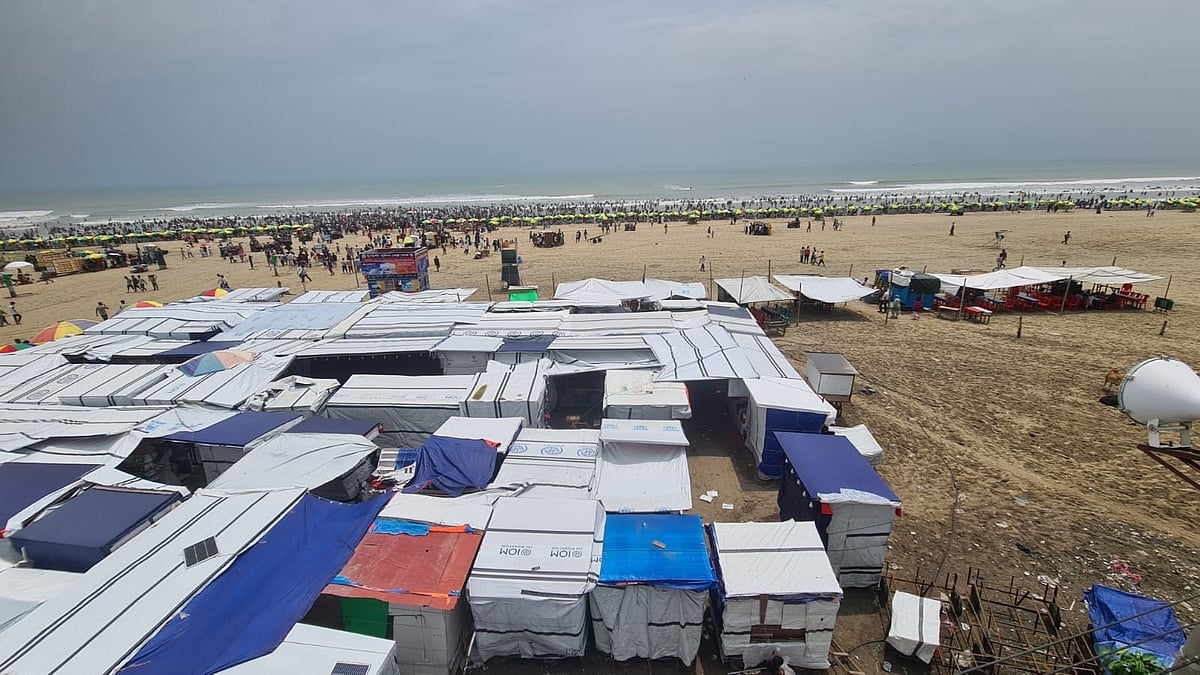 কক্সবাজার সমুদ্রসৈকতের বালিয়াড়ি দখল করে আবারও গড়ে উঠেছে অবৈধ দোকানপাট। আজ দুপুরে, সৈকতের সুগন্ধা পয়েন্ট
