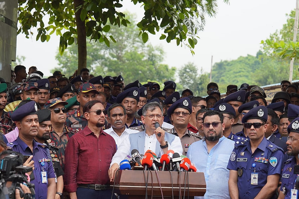 চট্টগ্রামের সীতাকুণ্ডের জঙ্গল সলিমপুর এলাকা পরিদর্শনে গিয়ে সাংবাদিকদের সঙ্গে কথা বলছেন স্বরাষ্ট্রমন্ত্রী সালাহউদ্দিন আহমদ। আজ বেলা সাড়ে ১১টার দিকে