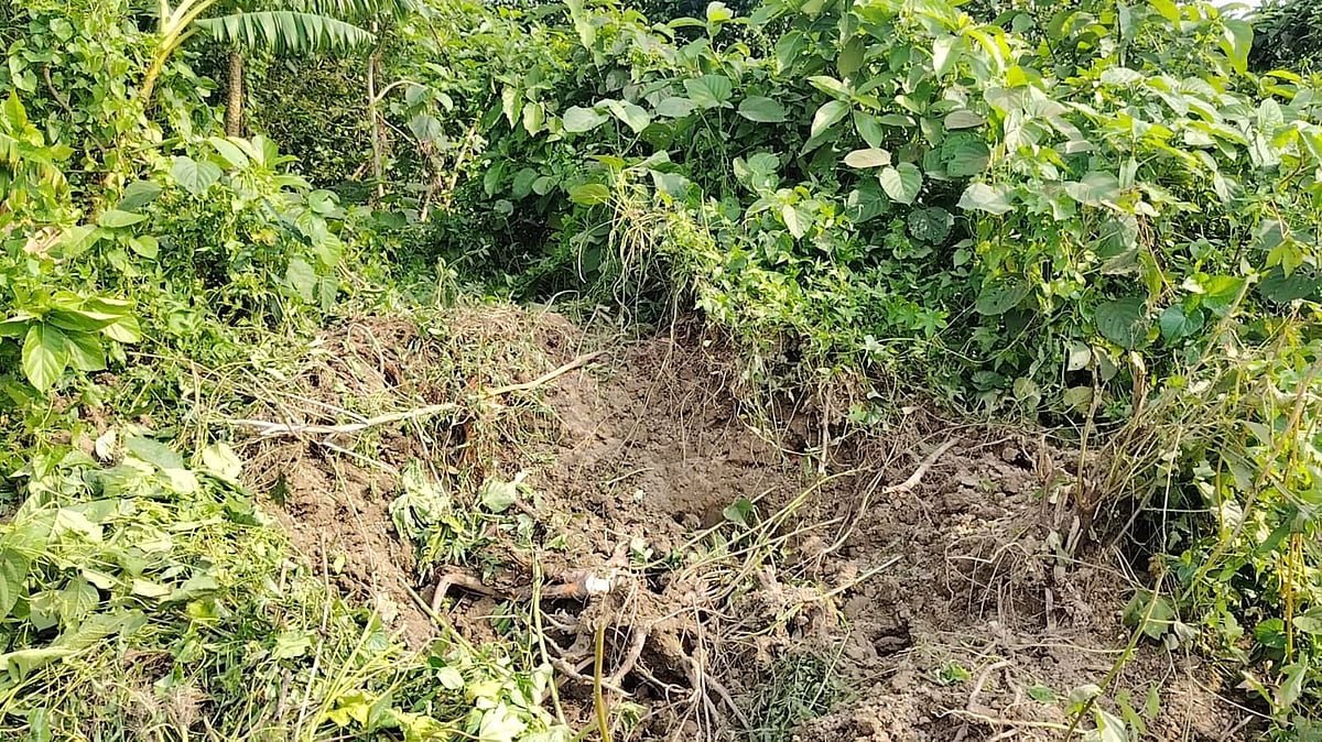 শরীয়তপুরের জাজিরায় ককটেলের বিস্ফোরণে মাটিতে গর্তের সৃষ্টি হয়েছে। আজ রোববার উপজেলার বিলাসপুর ইউনিয়নের জানখারকান্দি এলাকায়