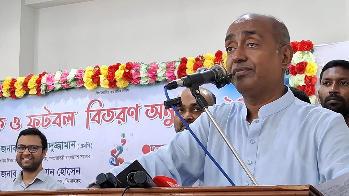 শৈলকুপা উপজেলা পরিষদ অডিটরিয়ামে ফুটবল ও আর্থিক সহায়তার চেক বিতরণ অনুষ্ঠানে মন্ত্রী