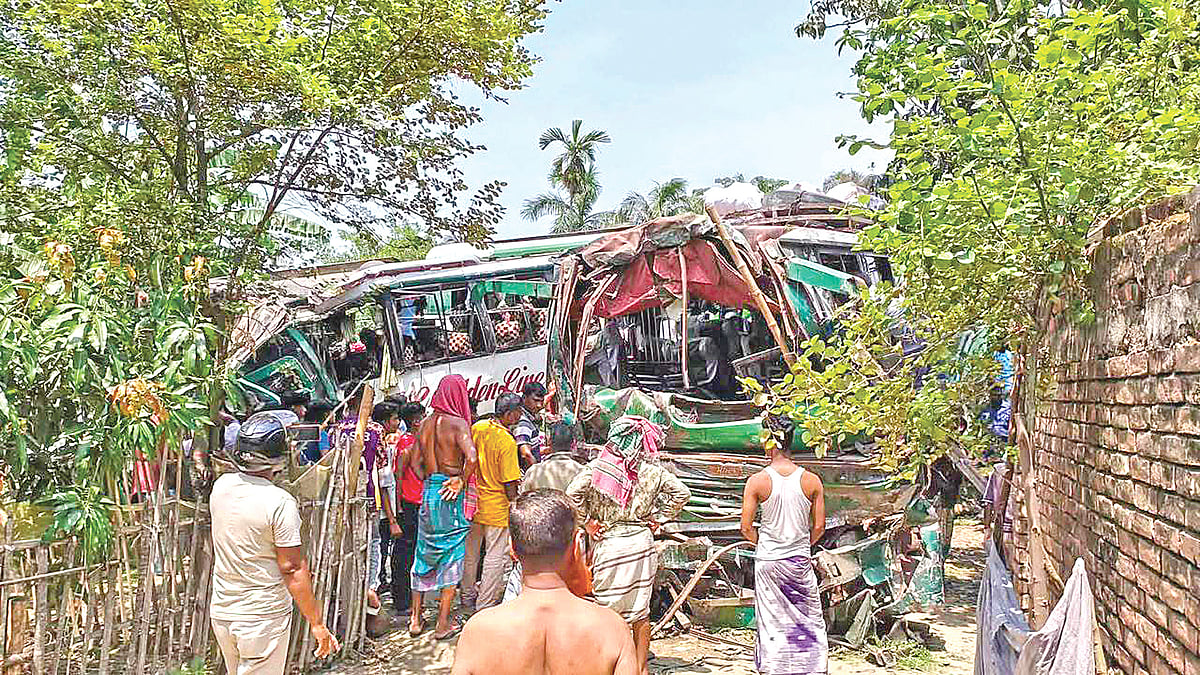 কুষ্টিয়ায় দুটি বাসের মুখোমুখি সংঘর্ষে একজন নিহত হন। গতকাল দুপুরে কুষ্টিয়া-ঈশ্বরদী মহাসড়কে মিরপুর উপজেলার তালবাড়িয়া এলাকায়