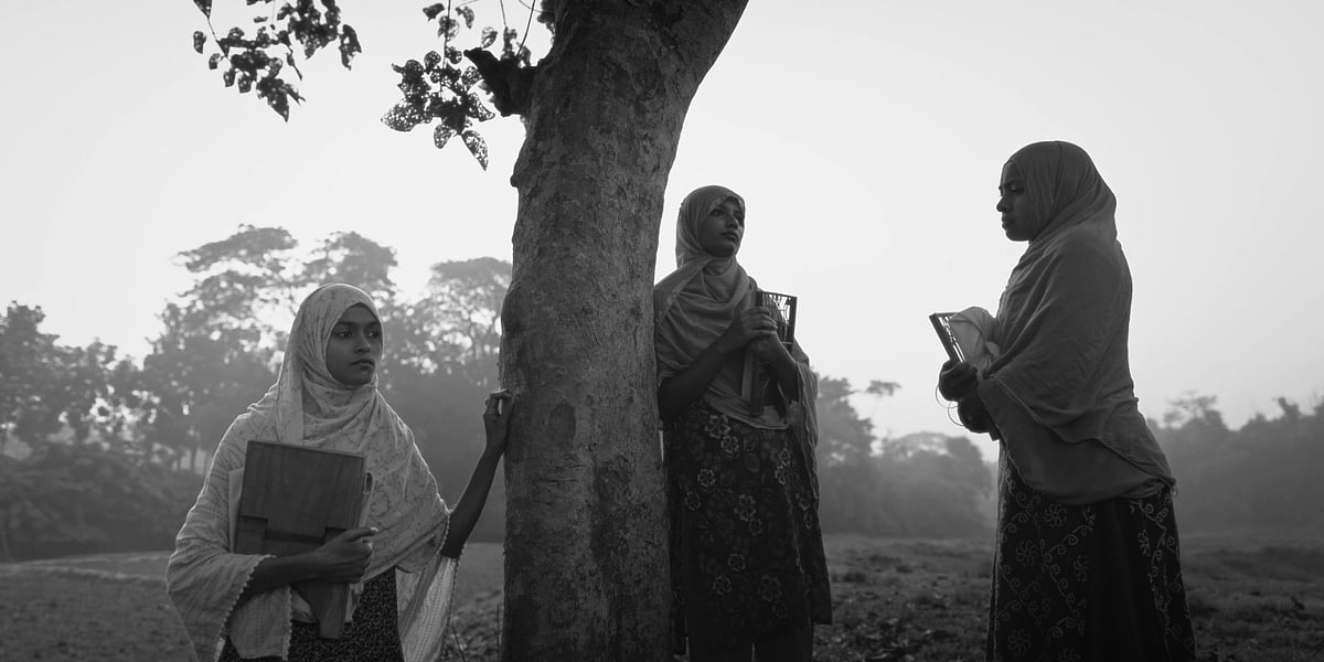 ‘দ্য ব্লাইন্ড গার্ল অ্যান্ড অ্যান এলিফ্যান্ট (সাঁকোটা দুলছে)’ ছবির শুটিংয়ের একটি দৃশ্য