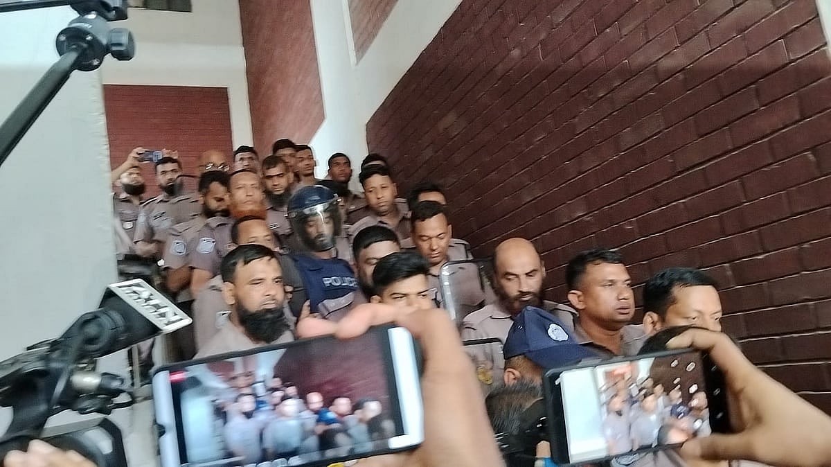 বেলা ১১টার কিছু আগে পুলিশের কড়া পাহারায় আসামি সোহেল রানাকে আদালতে হাজির করা হয়। ১ জুন,  ঢাকা মহানগর দায়রা জজ আদালত