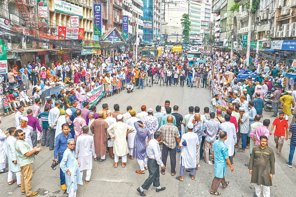 ইসলামী ব্যাংকের চেয়ারম্যান খুরশীদ আলমের নিয়োগ বাতিলের দাবিতে ইসলামী ব্যাংক সচেতন গ্রাহক ফোরাম অবস্থান কর্মসূচি পালন করে। গতকাল দুপুরে রাজধানীর মতিঝিলে ইসলামী ব্যাংকের প্রধান কার্যালয়ের সামনে