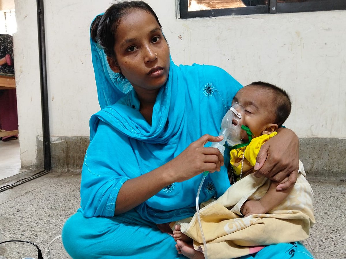 সন্তানকে নেবুলাইজ করাচ্ছেন মা হাফিজা আক্তার। আজ সোমবার রাজধানীর মহাখালীর সংক্রামক ব্যাধি হাসপাতালে