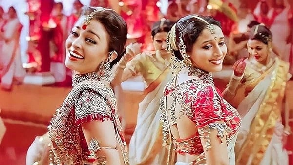 ‘দোলা রে দোলা’ গানের দৃশ্যে ঐশ্বরিয়া রাই ও মাধুরী দীক্ষিত। আইএমডিবি