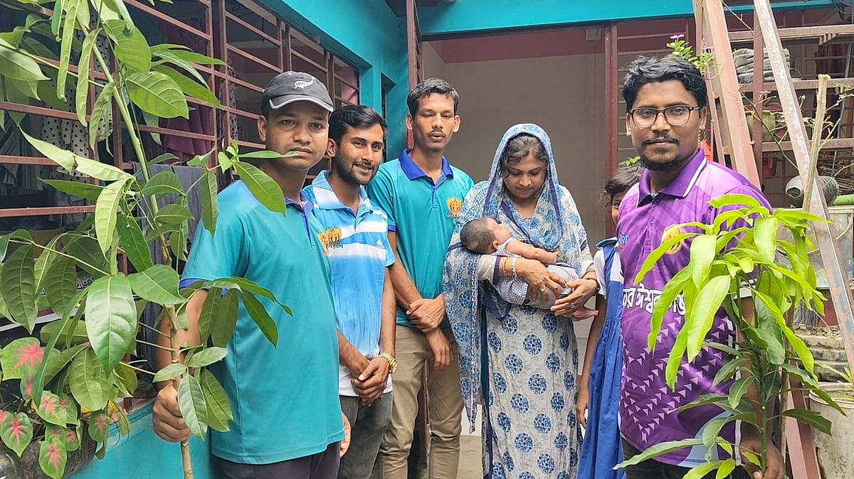 ময়মনসিংহের ঈশ্বরগঞ্জে নবজাতকের জন্মের পর তরুণেরা দুটি করে গাছের চারা উপহার দিয়ে বাড়ির আঙিনায় রোপণ করে দেন। সম্প্রতি তোলা