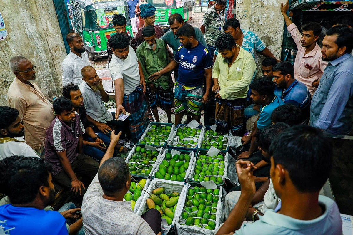 ট্রাক থেকে নামানোর পর আমের নিলাম চলছে। খুচরা ক্রেতারা গোল হয়ে দাঁড়িয়ে দরদাম করছেন। গতকাল দুপুর একটায় চট্টগ্রাম নগরের কদমতলী ফলমন্ডিতে