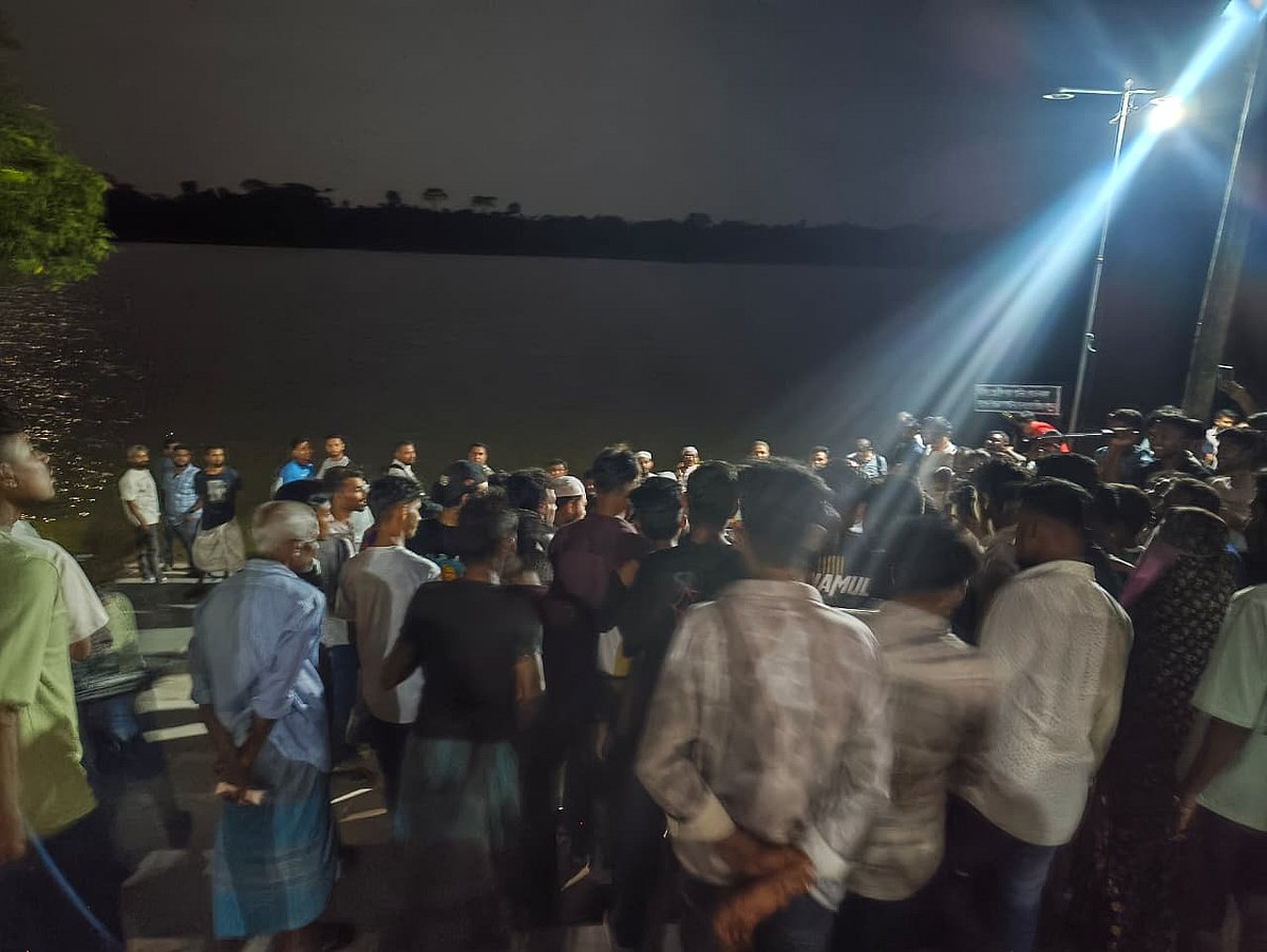 নিখোঁজ শিশুর সন্ধানে স্থানীয় বাসিন্দাদের সহায়তায় ফায়ার সার্ভিস উদ্ধার অভিযান পরিচালনা করছে। সোমবার রাতে বাগেরহাটের ঐতিহাসিক খান জাহান (রহ.) মাজার-সংলগ্ন দিঘির পাশে