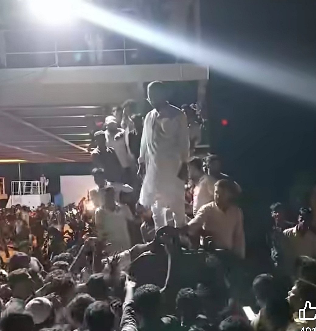 নোয়াখালীর হাতিয়ার হাতিয়ার নলচিরা ঘাটে ফেরি মহানন্দায় সংসদ সদস্য আবদুল হান্নান মাসউদ। গতকাল রাতে