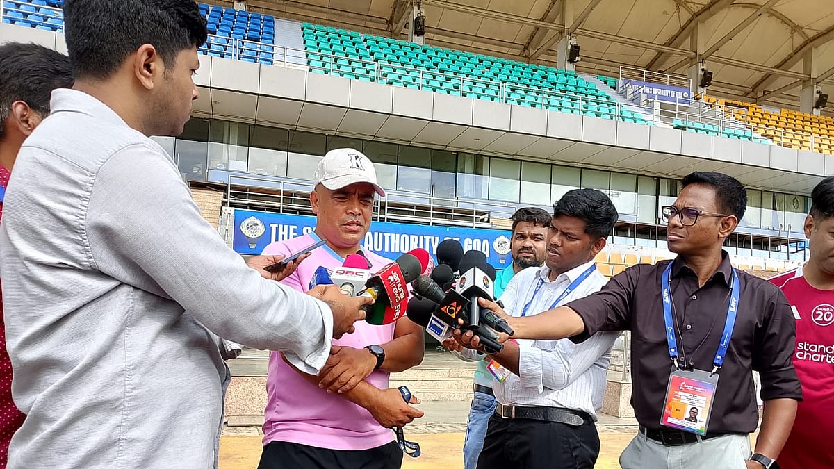 সাংবাদিকদের সঙ্গে কথা বলছেন নেপাল কোচ নবীন নিউপানে