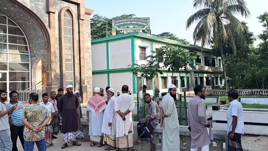 ভোলার সদর উপজেলার দক্ষিণ দিঘলদী ইউনিয়নের কোড়ালিয়া গ্রামে তোফায়েল আহমেদের পারিবারিক কবরস্থানে তাঁকে দাফনের প্রস্তুতি চলছে