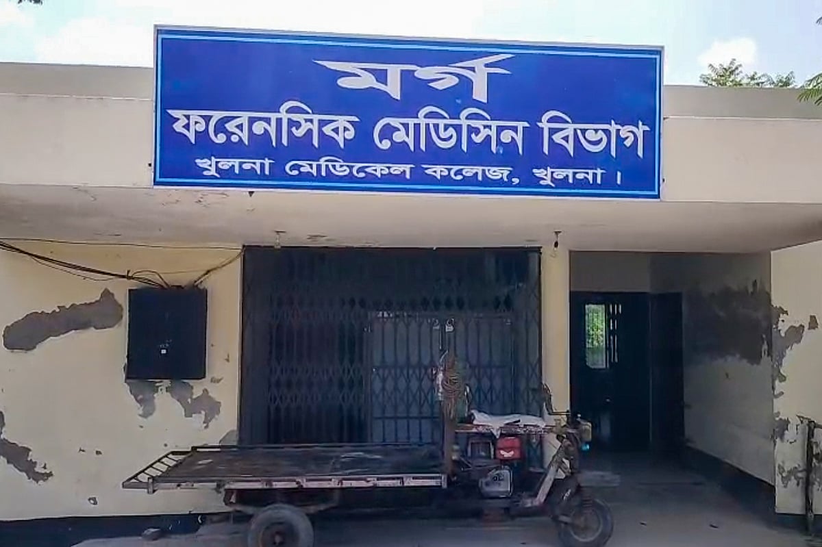 খুলনায় যুবককে কুপিয়ে হত্যা, আড়াই মাস আগে গুলি করা হয়েছিল মা–বাবা, স্ত্রী ও ভাইকে