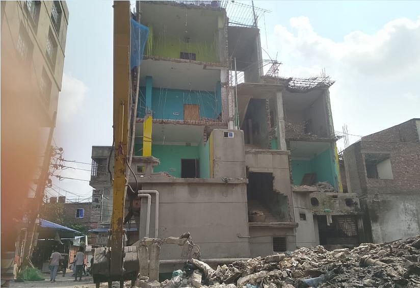 নারায়ণগঞ্জে কল্যাণী খালের ভেতর পাঁচতলা ভবনের অংশসহ অবৈধ স্থাপনা উচ্ছেদ