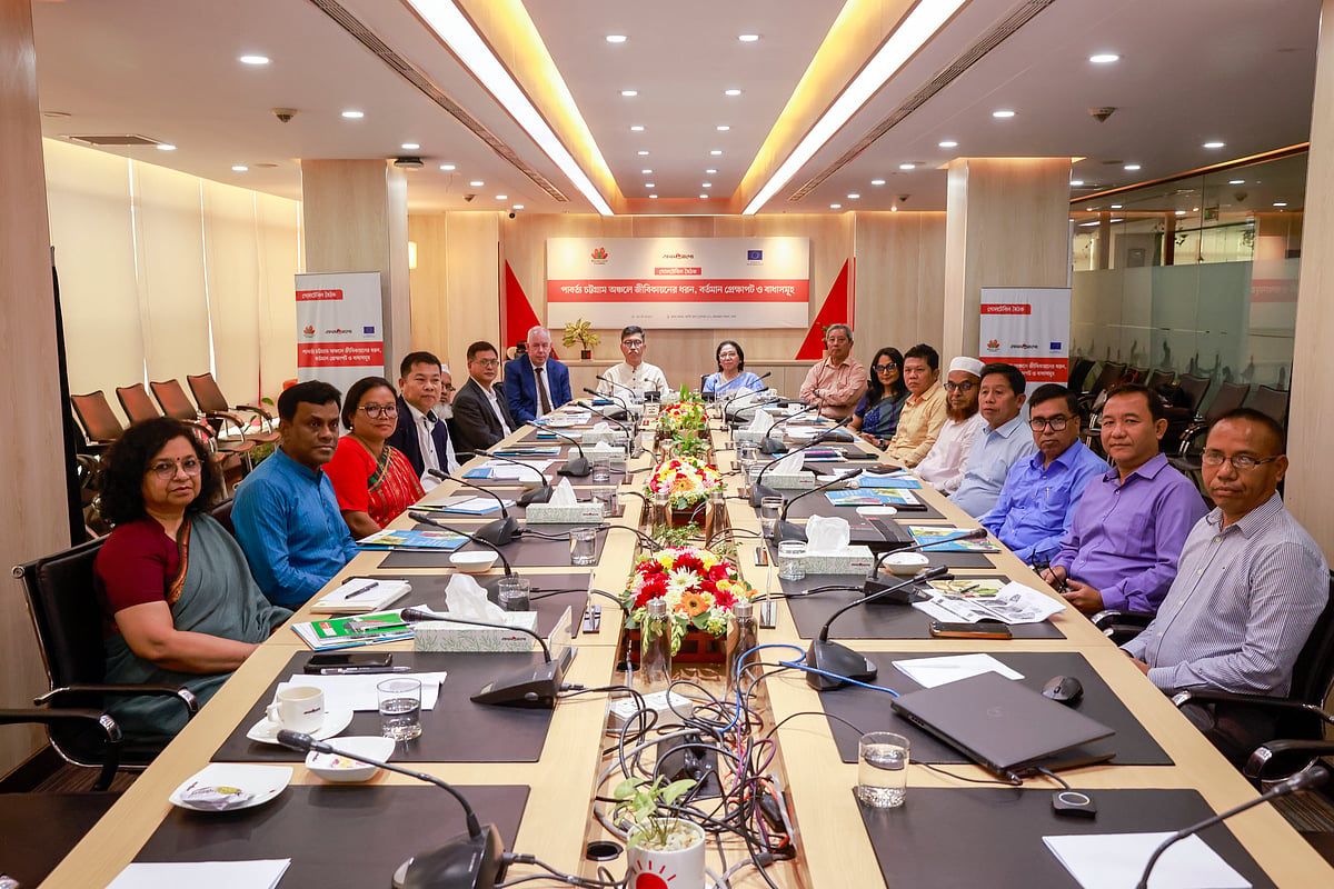 ‘পার্বত্য চট্টগ্রাম অঞ্চলে জীবিকায়নের ধরন, বর্তমান প্রেক্ষাপট ও বাধাসমূহ’ শীর্ষক গোলটেবিল বৈঠকে অংশগ্রহণকারীরা