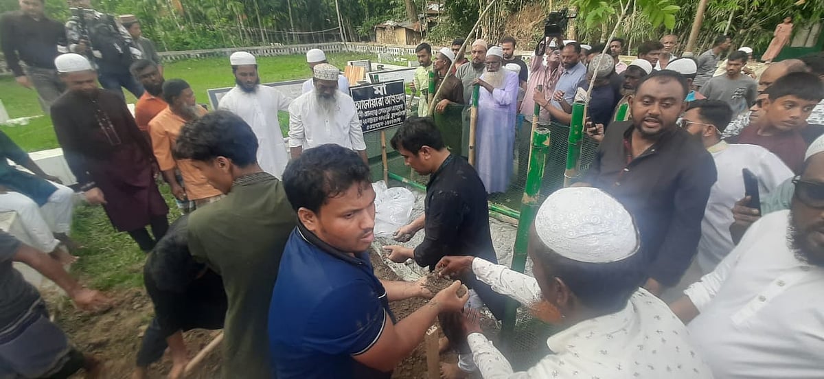 মা-বাবা ও স্ত্রীর পাশে চিরনিদ্রায় শায়িত প্রবীণ রাজনীতিবিদ তোফায়েল আহমেদ