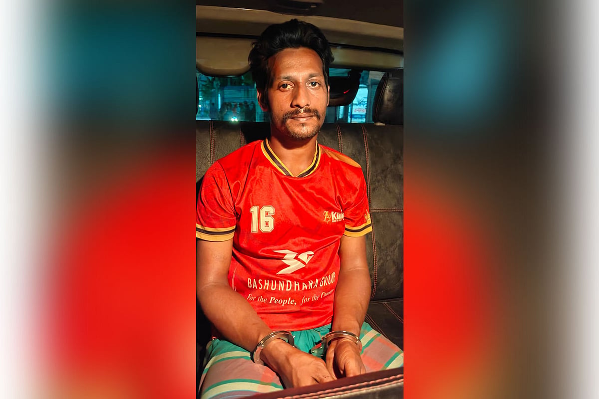 মোহাম্মদপুরে বাড়ির ফটকের সামনে ছিনতাইয়ের ঘটনায় চাপাতিসহ আরও একজন গ্রেপ্তার