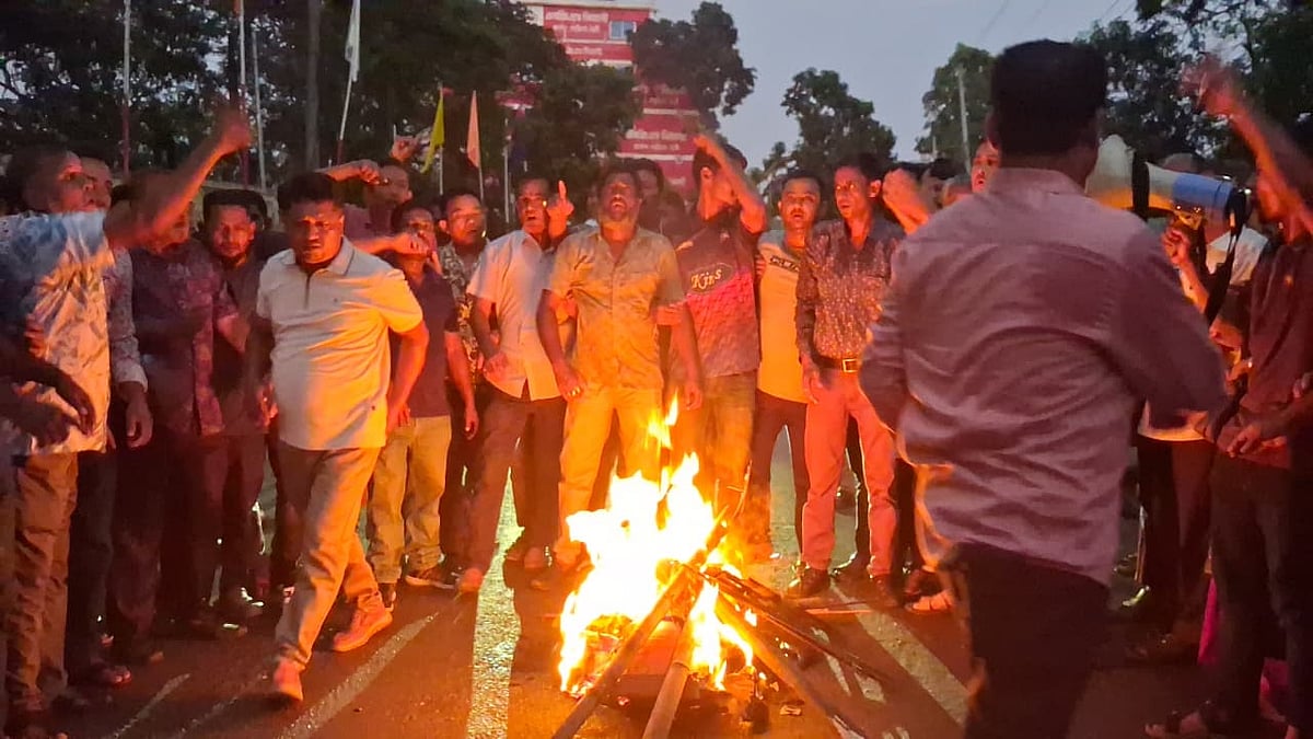 রাঙামাটি শহরের কলেজ গেট এলাকায় আগুন জ্বালিয়ে সড়ক অবরোধ ও বিক্ষোভ কর্মসূচি পালন বিএনপি ও সহযোগী সংগঠনের নেতা–কর্মীরা। আজ সন্ধ্যায়