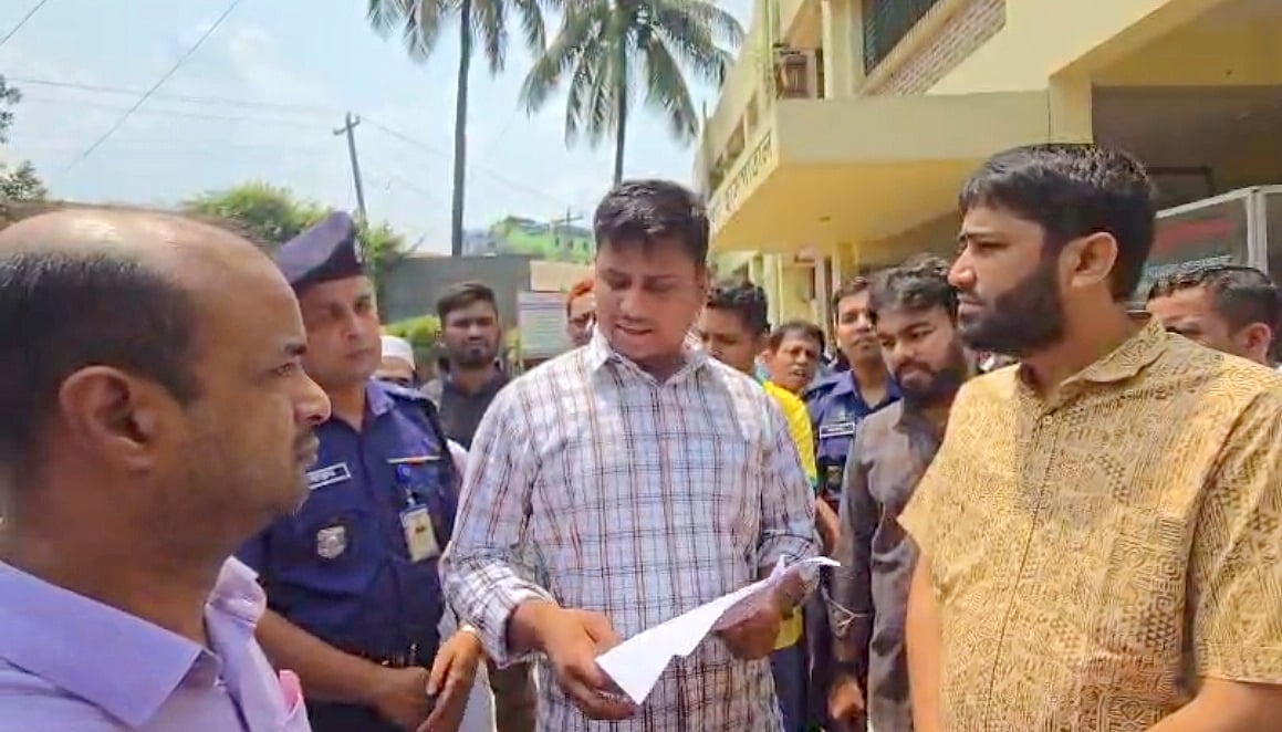 হঠাৎ উপজেলা স্বাস্থ্য কমপ্লেক্সে হাসনাত আবদুল্লাহ, অনুপস্থিত ৫ চিকিৎসককে শোকজ