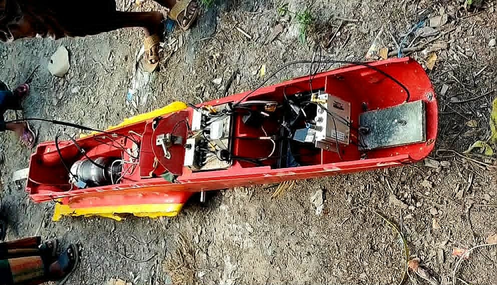 বঙ্গোপসাগরে জেলেদের জালে উঠে আসা সামুদ্রিক যানসদৃশ যন্ত্রটি ঘিরে আলোচনা চলছে সর্বত্র। সোমবার দুপুরে বরগুনার পাথরঘাটায়