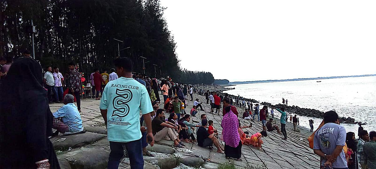 বিস্তীর্ণ নদী, দিগন্তজোড়া জলরাশি, নদীর ঢেউ ও মনোমুগ্ধকর সূর্যাস্ত দেখতে প্রতিদিন এখানে ভিড় করেন মানুষ। গত শুক্রবার বিকেলে লক্ষ্মীপুরের রামগতির আলেকজান্ডার মেঘনা পাড়ে