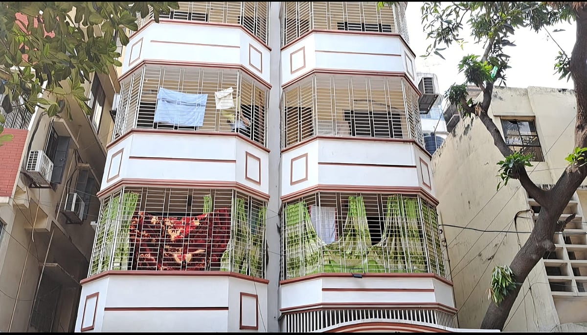 রাজধানীর মিরপুরের এই ভবনের একটি ফ্ল্যাটে মারা গেছেন ৭৫ বছর বয়সী নূর জাহান বেগম। 