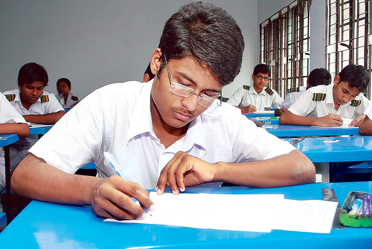 এইচএসসি পরীক্ষা ২০২৬। ইংরেজি ২য় পত্র: Modifiers সঠিকভাবে লেখে ৫ নম্বর পাও