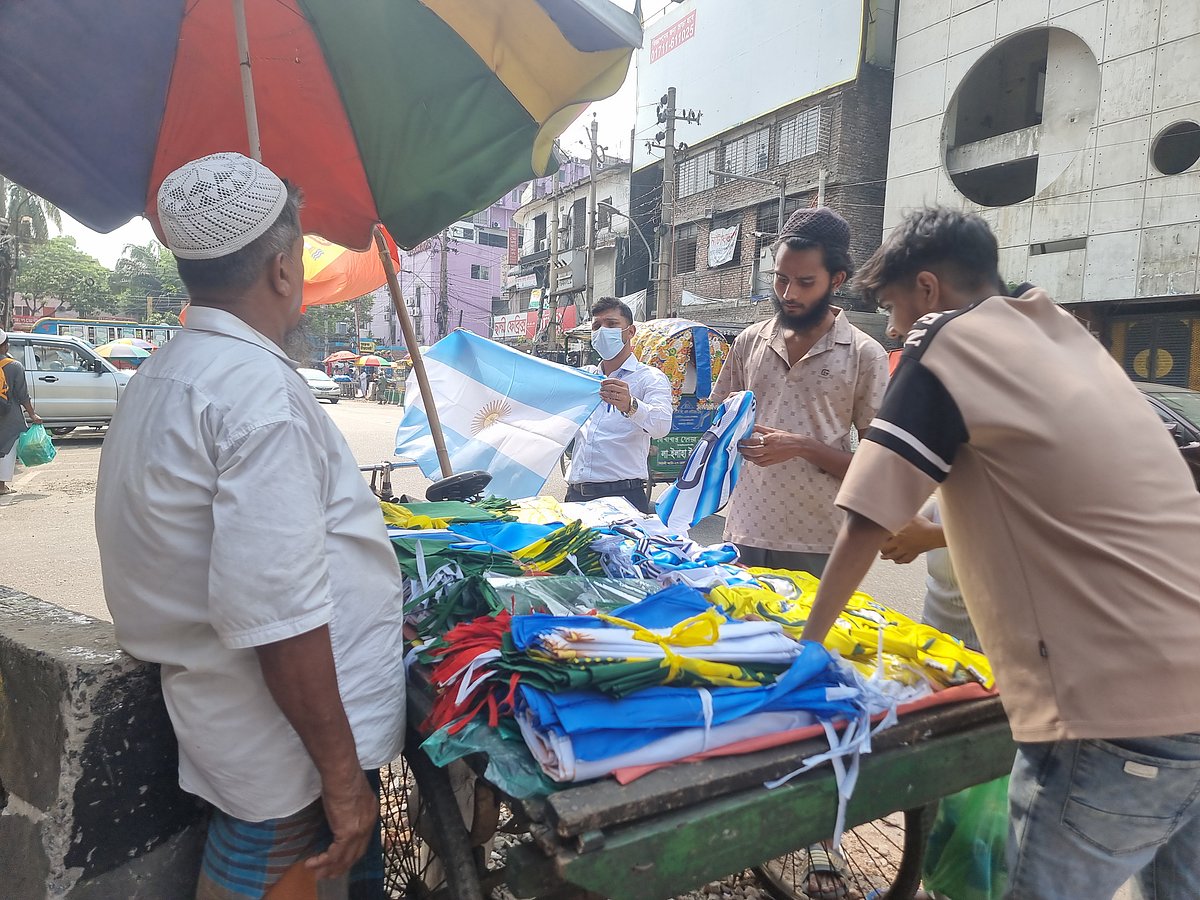 বিশ্বকাপ ফুটবল: বেশি বিক্রি হচ্ছে আর্জেন্টিনা–ব্রাজিলের জার্সি–পতাকা